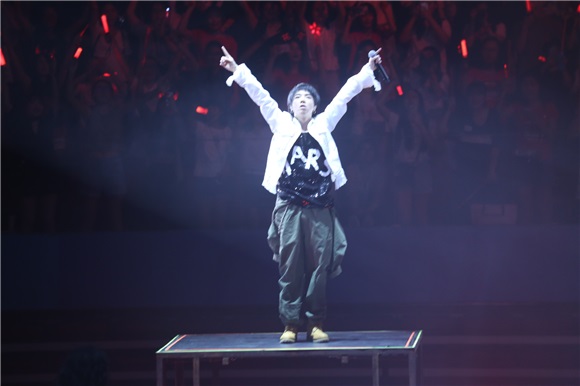 华晨宇「火星」演唱会完美收官 方大同助阵嗨唱深圳湾
