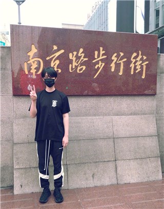 尹正晒剪刀手游客打卡照 乖巧可爱少年感呼之欲出