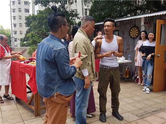 万梓良、吴家丽、张继聪、白只等电影《》今晚打丧尸》举行开镜拜神仪式