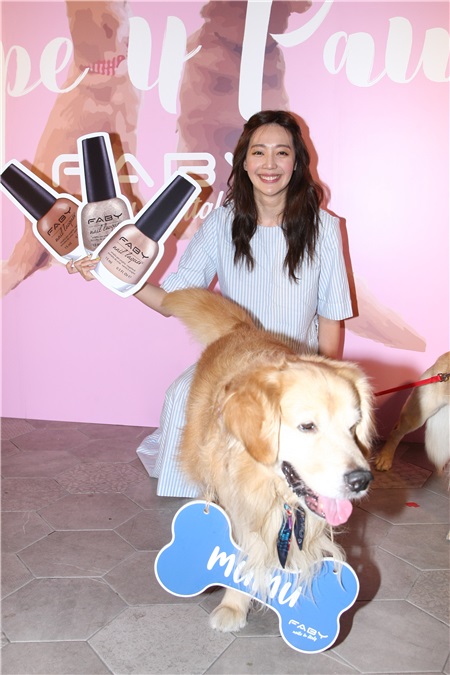 王心恬出席黄金猎犬特调公益指彩记者会