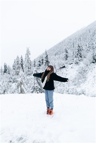 图六:安崎扎橙色的小辫子雪地踮脚俏皮可爱