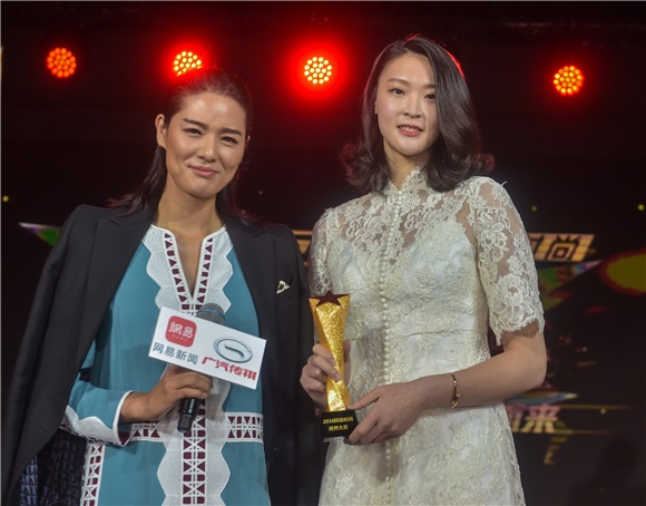 网易时尚跨界盛典隆重举办 李云迪贾玲分获年度大奖