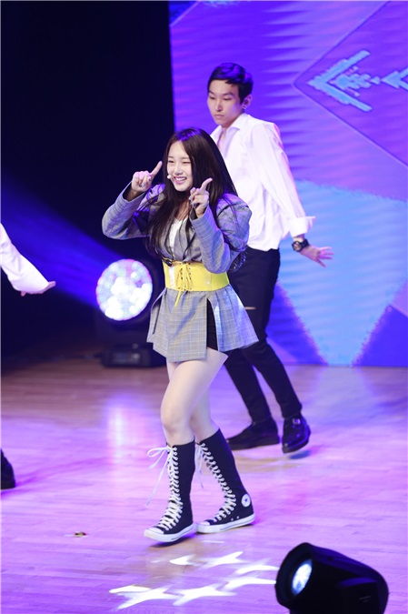 Kriesha Tiu办出道showcase 展华丽舞台表现力