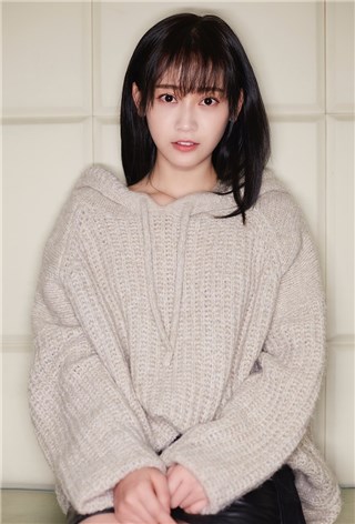 郑湫泓演绎“毛衣杀”  奶茶色LOOK暖意浓浓