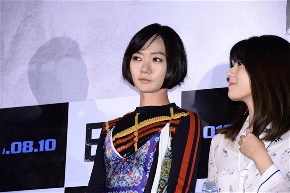 河正宇、裴斗娜等出席了电影《隧道》VIP试映会