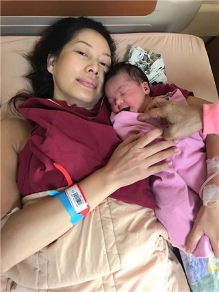 47岁女星产下第三胎 混血儿颜值高