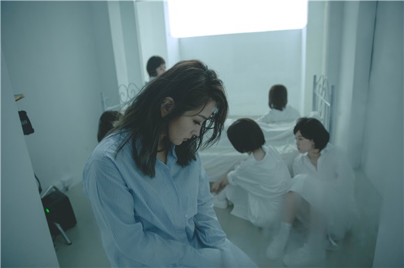 何洁治愈歌曲《给陌生女孩的歌》大获好评 温情MV上线动人心弦