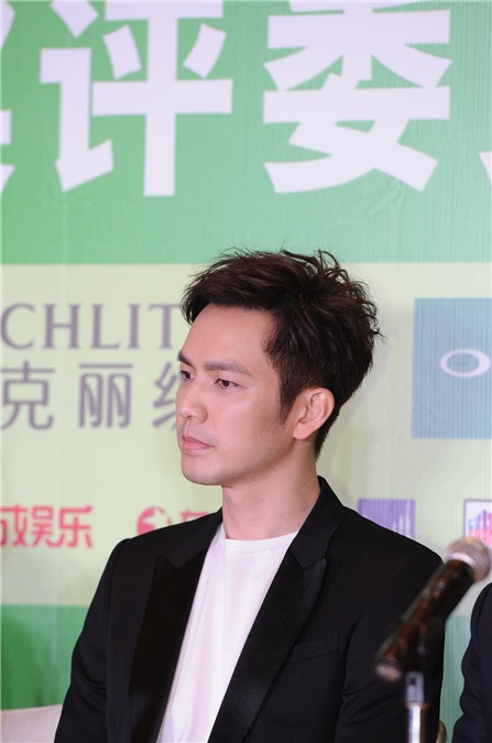 钟汉良首次担评委享受小轻松 姚晨感叹行业不断在进步