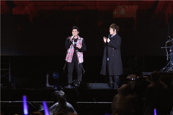 五月天演唱会最终唱 周董雨中登台合唱