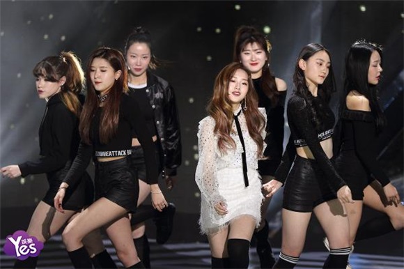 韩国Kriesha Chu、VOISPER、TRCNG、MXM等歌手在首尔SBS电视台参加了SBS MTV《The show》节目的现场直播