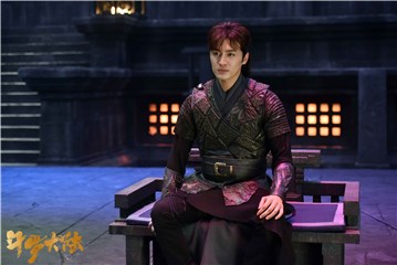 “戴”头大哥高泰宇 氛围感帅哥圈粉无数