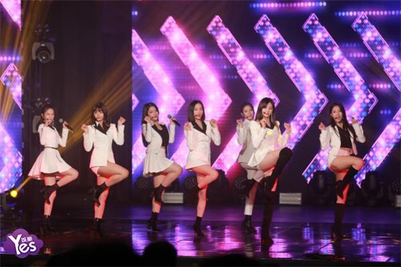 韩国女团CLC举办出道三周年《BLACK DRESS》演唱会
