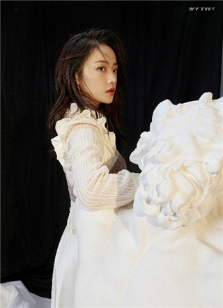吴佳怡写真演绎多面风格 率性与柔美间展时尚态度