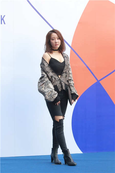 T-ara成员孝敏、gugudan成员美娜、娜英等出席2017F/W首尔时装周活动