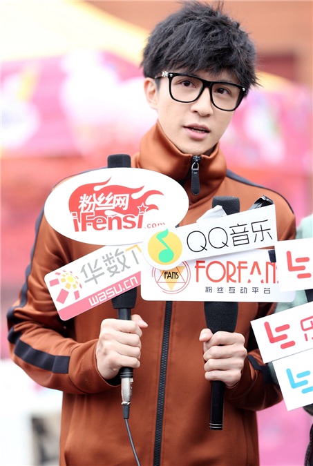 《少年时代》迎百人探班 TFBOYS薛之谦「棒球力」秀翻全场