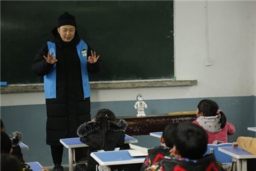 杜海涛和悟空机器人为孩子们授课