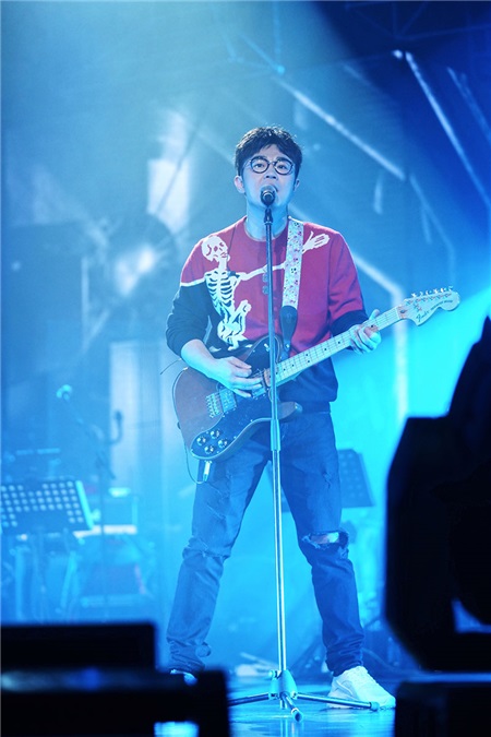 大鹏助阵赵英俊演唱会 电影主题曲三连唱嗨翻全场