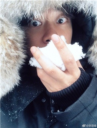 李易峰玩雪晒搞怪自拍 瞪大眼睛出镜被侃又是蜜汁自拍