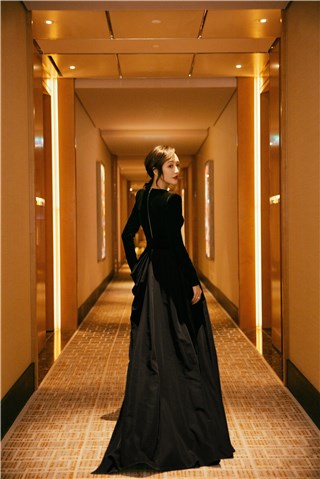 王鸥黑丝绒礼服优雅亮相华鼎奖 收获电视剧最佳女演员
