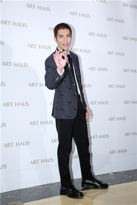 杨丞琳与萧敬腾为《ART HAUS》开幕剪彩