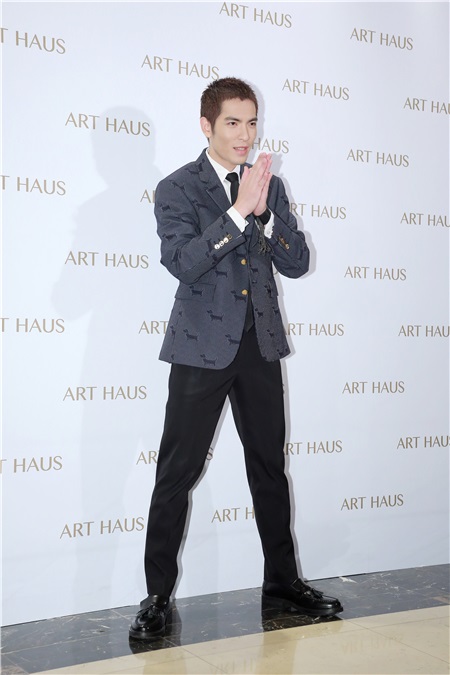 杨丞琳与萧敬腾为《ART HAUS》开幕剪彩