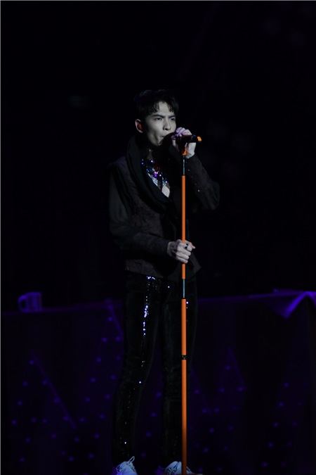 狮子合唱团上海开唱 金曲再现激燃现场