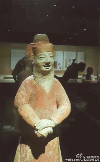蜜汁微笑！博物馆石像撞脸马龙 网友：那个年代也很帅