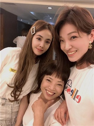 蔡依林与妈母女装过节   网狂赞像姐妹