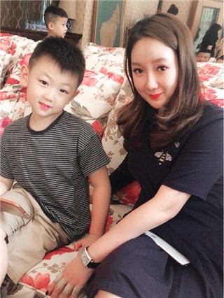 (刘大美人与现场小朋友互动)