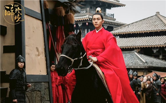 《醉玲珑》陈伟霆再大婚吉服亮眼 骑高头骏马意气风发