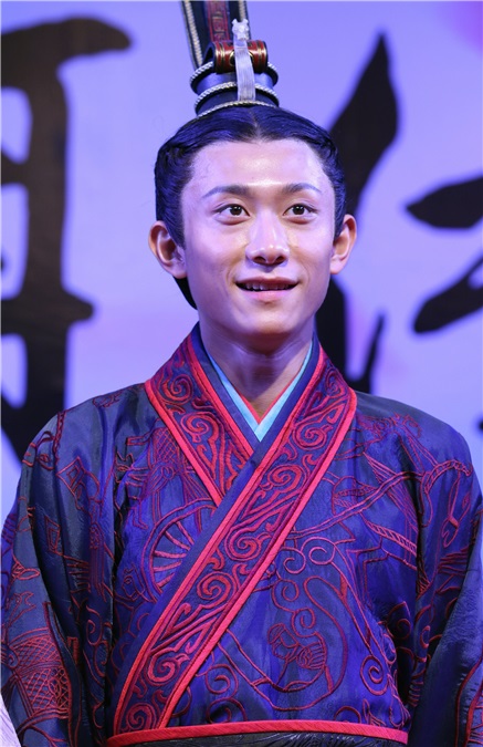 张含韵玩穿越脸圆似福娃显呆萌 张一山古装显丑、沈梦辰灿笑露双下巴