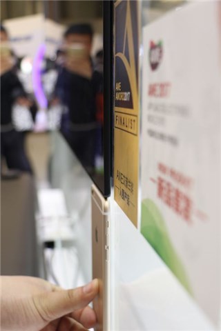 面板厚度仅有2.57mm