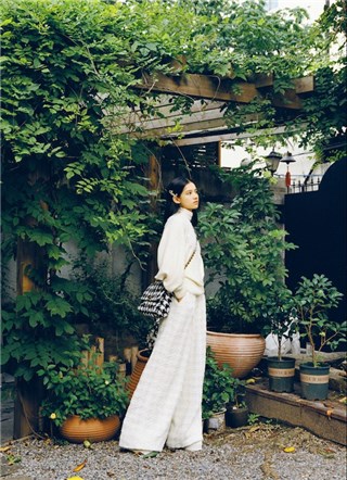 张婧仪白色系街拍曝光 简单有型演绎自然美