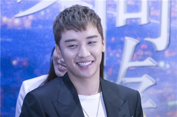 Bigbang成员胜利致歉火车事件 郭碧婷碎花裙小清新