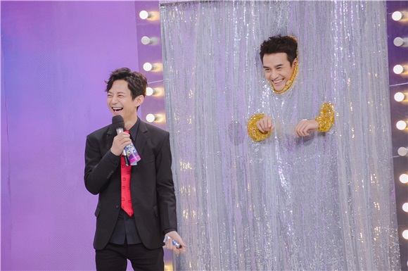 成龙《快本》集结飞虎 王凯黄子韬王大陆上演制服诱惑