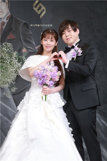文熙俊、昭燏举行婚礼亮相媒体见面会