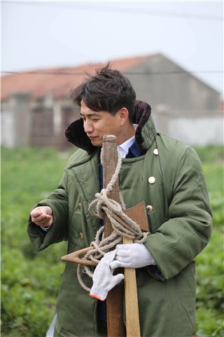 黄磊拿着扁担准备干农活