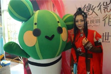 (图10:仙小豆和女刀客coser合影)