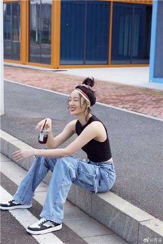 齐溪露脐背心配工装牛仔裤女团风驾驭自如  紫色运动套装露修长美腿