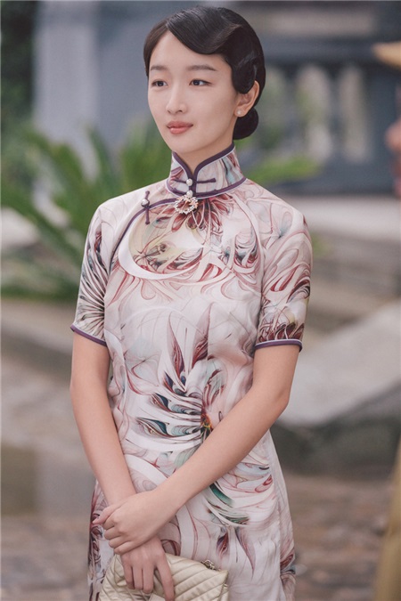 《麻雀》周冬雨制服造型曝光 帅气与柔美并存