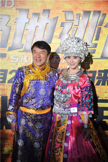 〈Yes上海现场〉《绝地逃亡》发布会成龙「最炫民族风」跳舞卖萌 范冰冰变身「最美苗族小妹」
