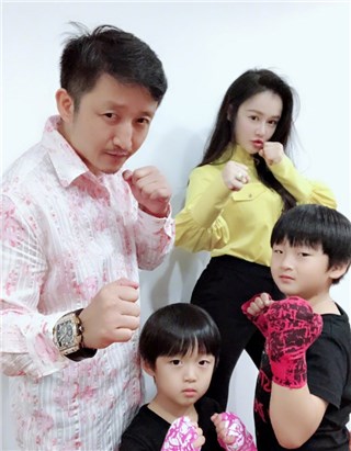 冉莹颖一家练习拳击
