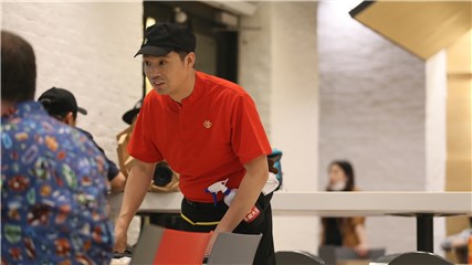“服务员”王迅为客人服务
