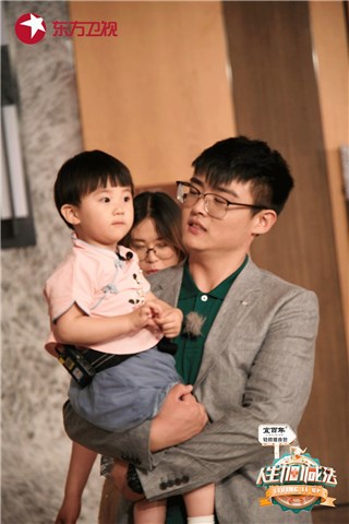 张杰拥抱女儿