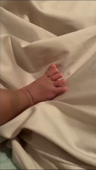 陈赫二胎得女 一家四口大手拉小手温馨甜蜜