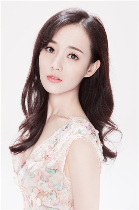 李一桐轻熟女上线演绎浪漫 慵懒卷发尽显优雅气质