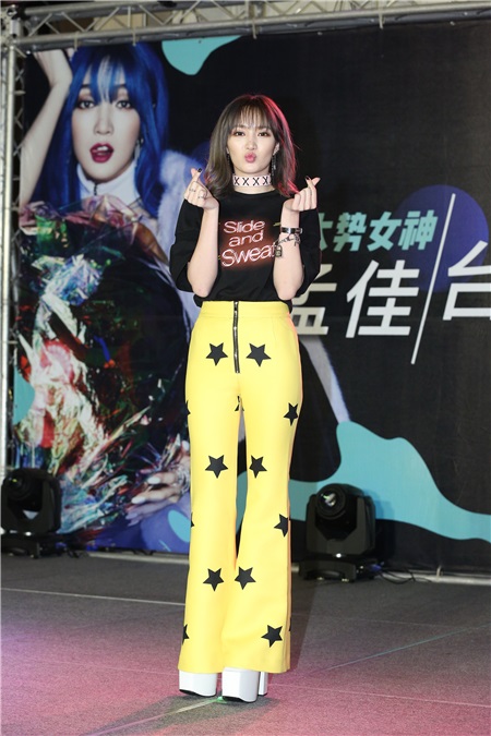 孟佳出席媒体见面会