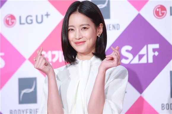 2016sbs演技大赏举行 朴信惠、李准基、IU、李敏镐等出席红毯