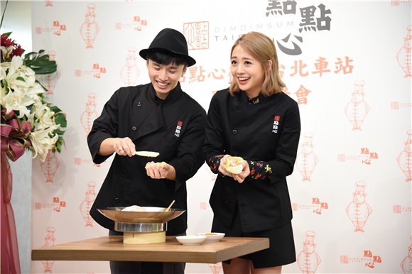阿纬引进港式饮茶 好友鬼鬼到场助阵