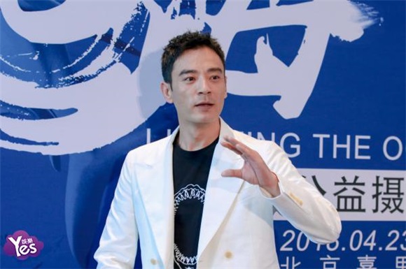 〈Yes 北京现场〉李光洁出席公益摄影展开幕式 与小朋友大跳「鲨鱼舞」